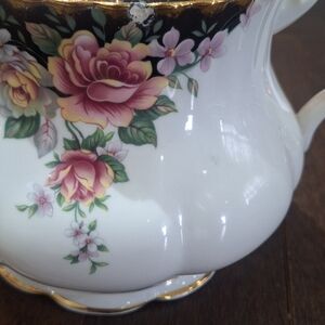 Royal albert concerto teapot have a chip otherwise in great condition